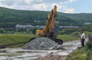Для защиты забайкальского поселка сооружают насыпь