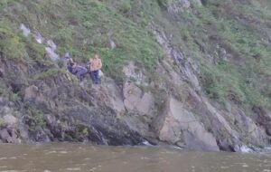 сняли рыбака со скал
