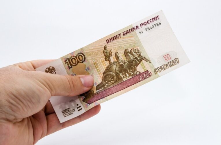 Каждый второй россиянин готов получать серую зарплату